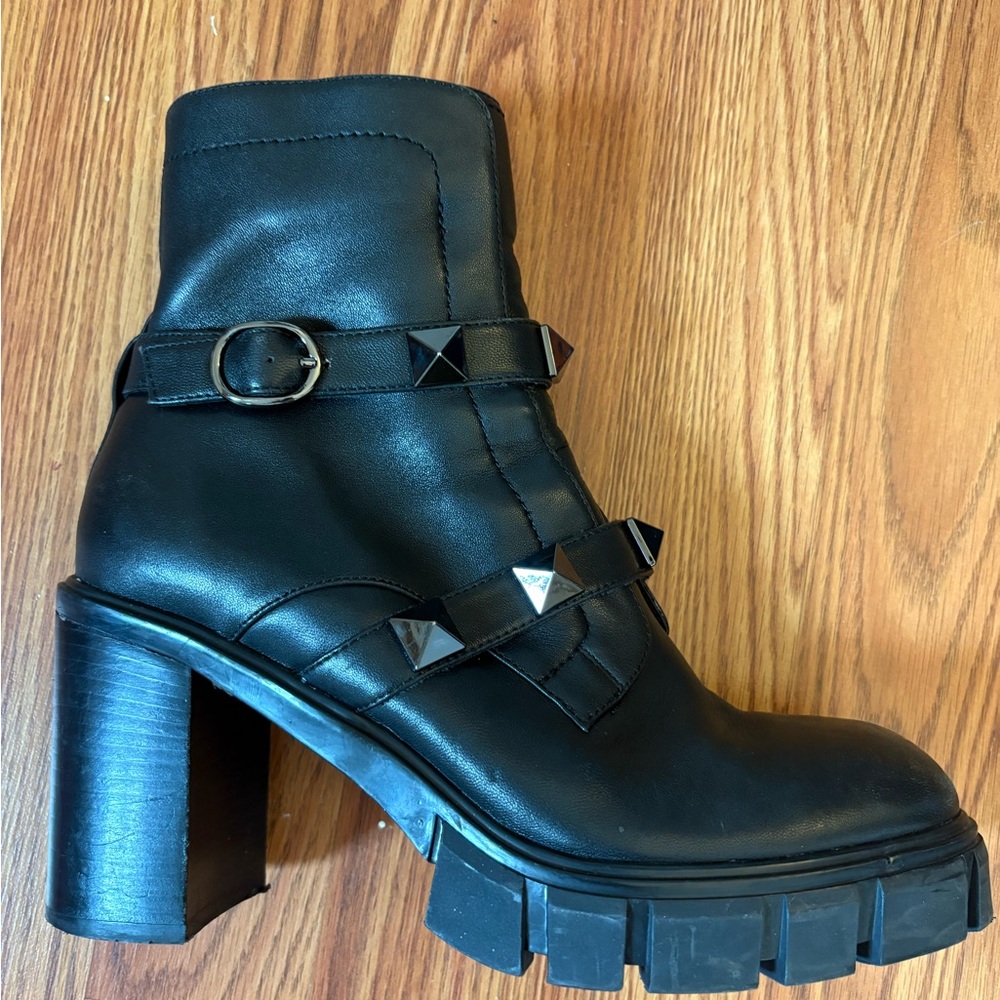 Vaneli Davy tall ankle boot 👢 moto  🏍️ studded